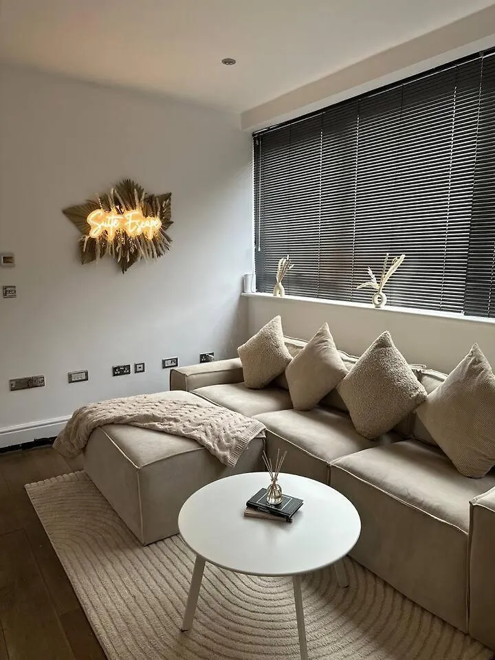 Luxury 2-Bed Hove Suite Escape