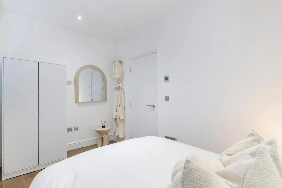 Luxury 2-Bed Hove Suite Escape